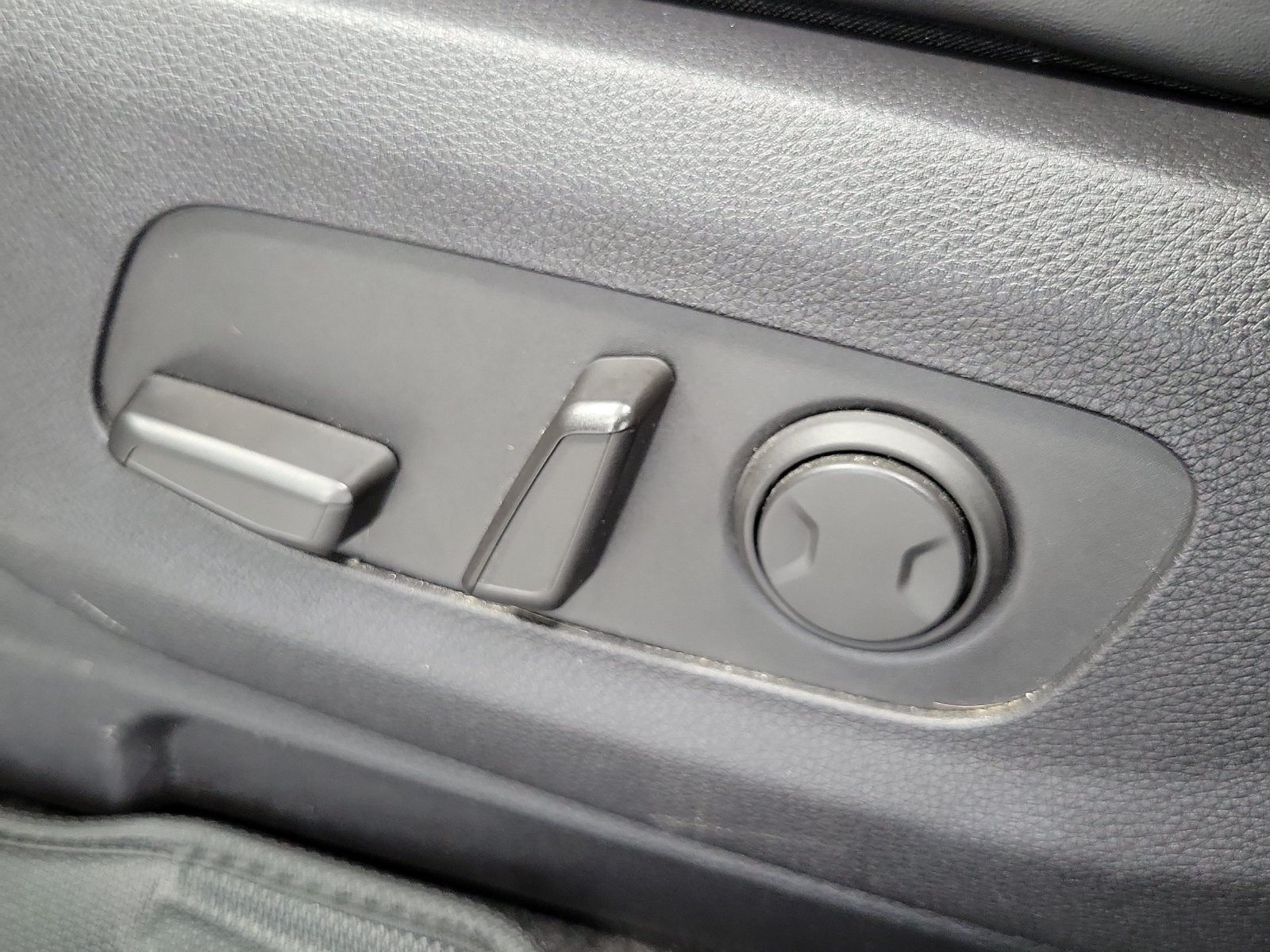 Used 2022 Kia Carnival LX w/ Paint Protection Package FWD image 9