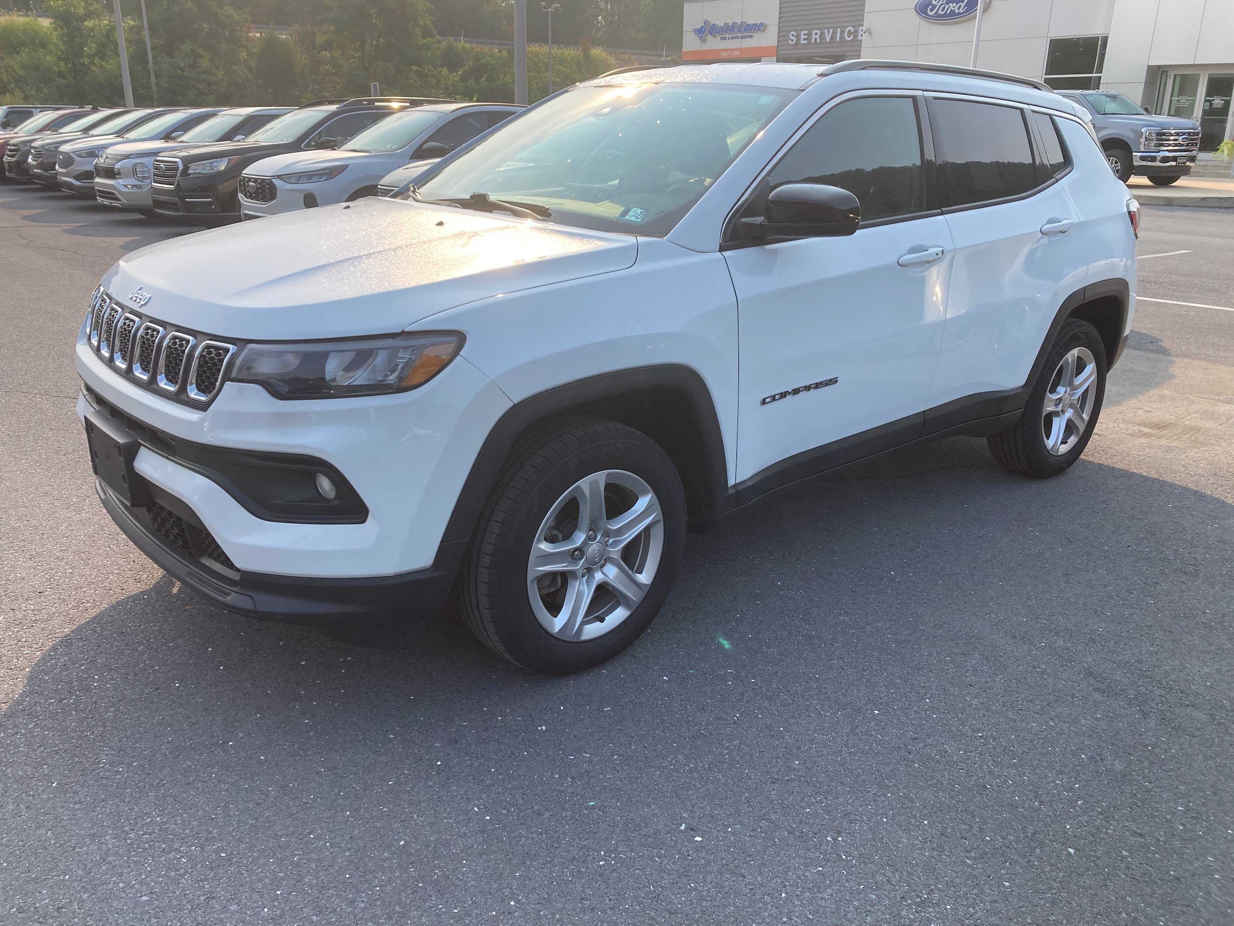 Used 2023 Jeep Compass Latitude w/ Convenience Group AWD/4WD image 16
