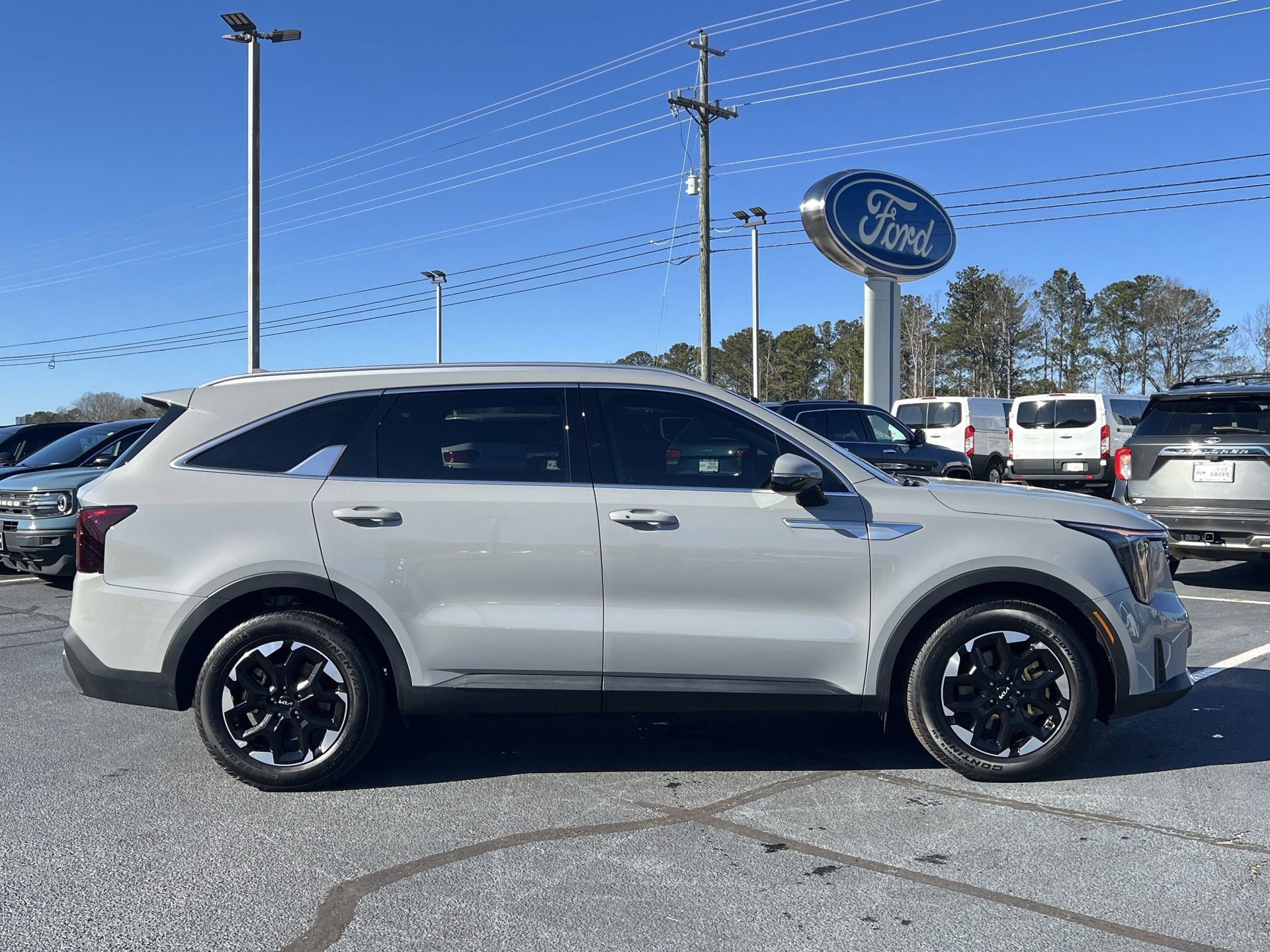 Used 2025 Kia Sorento S w/ Panoramic Sunroof Package image 2