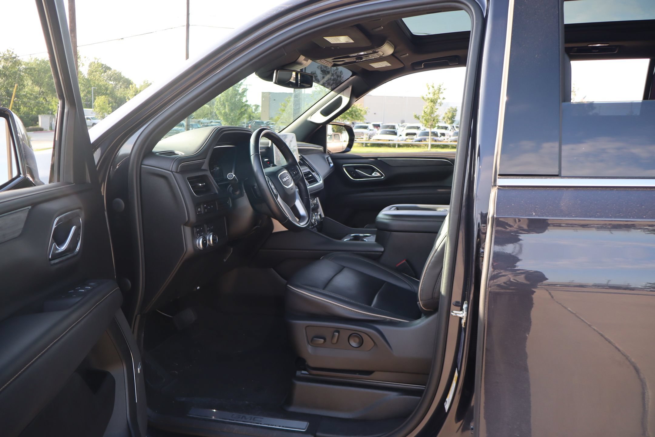 Used 2023 GMC Yukon SLT AWD/4WD image 23