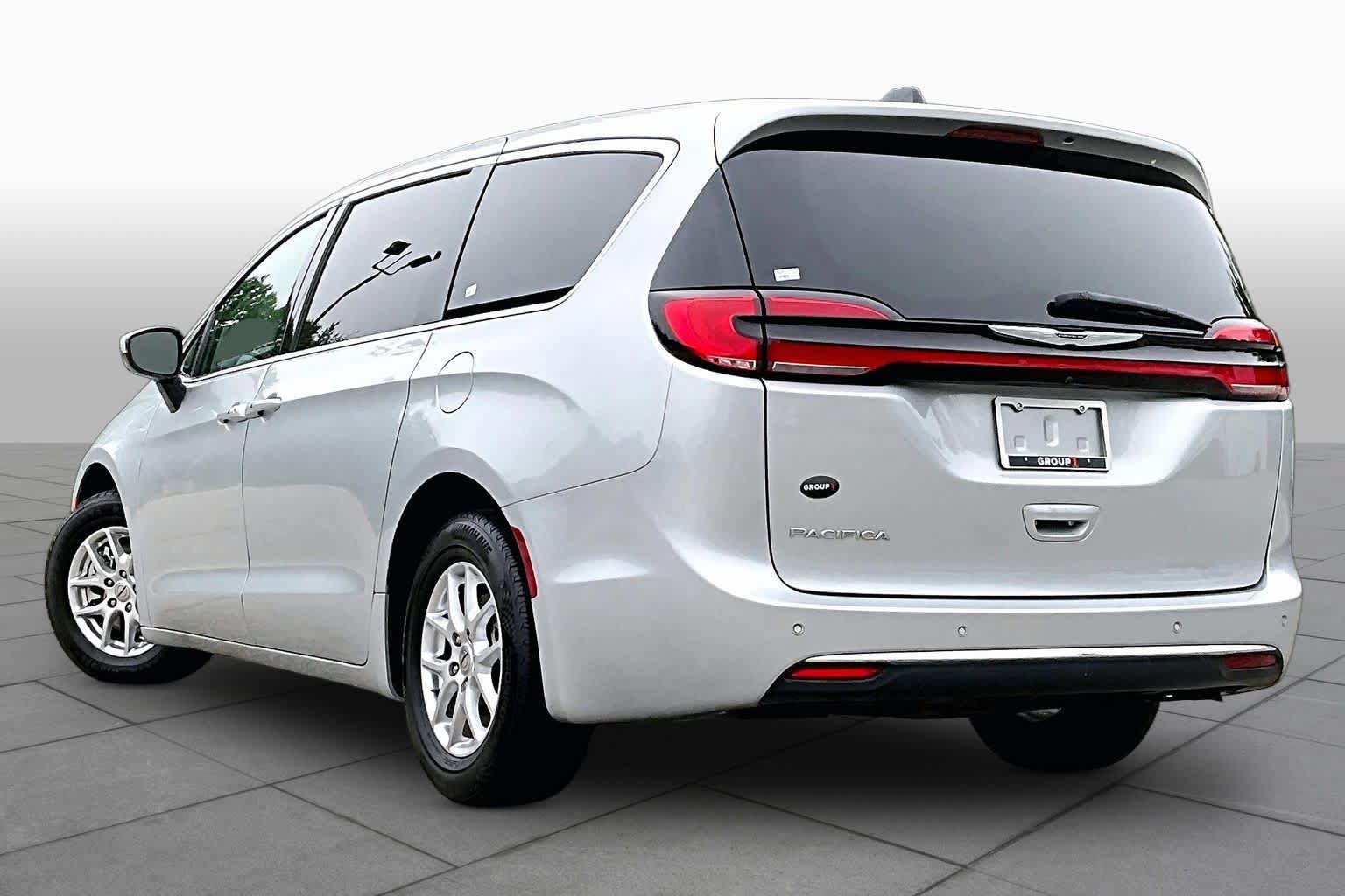 Used 2023 Chrysler Pacifica Touring-L FWD image 12