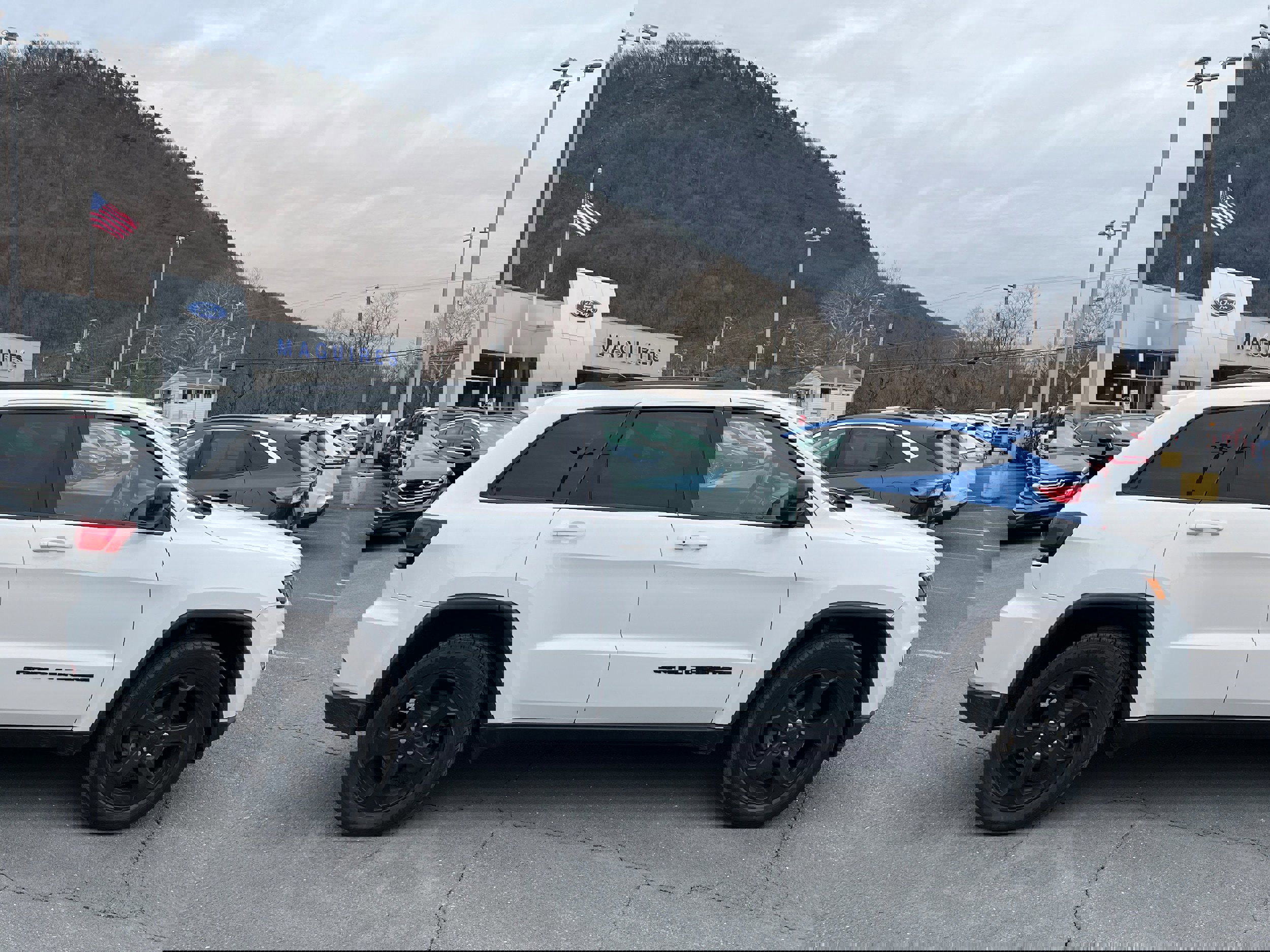 Used 2019 Jeep Grand Cherokee Laredo image 5