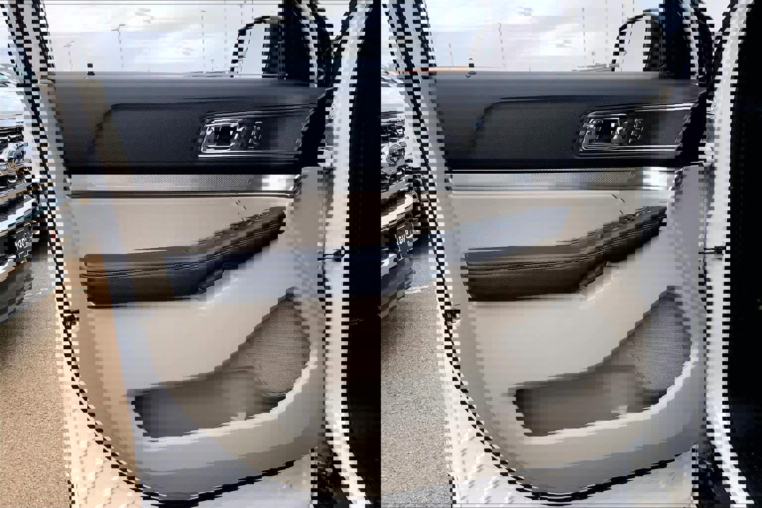 Certified 2018 Ford Explorer XLT w/ Equipment Group 202A image 22