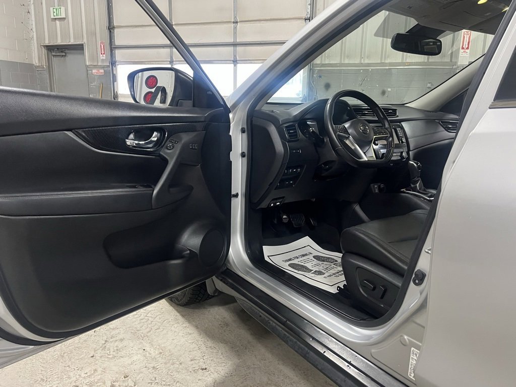 Used 2017 Nissan Rogue SL image 16