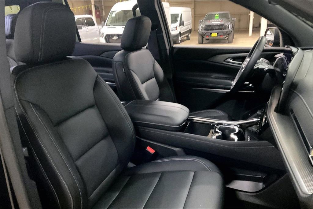 Used 2025 Chevrolet Traverse LT AWD/4WD image 9