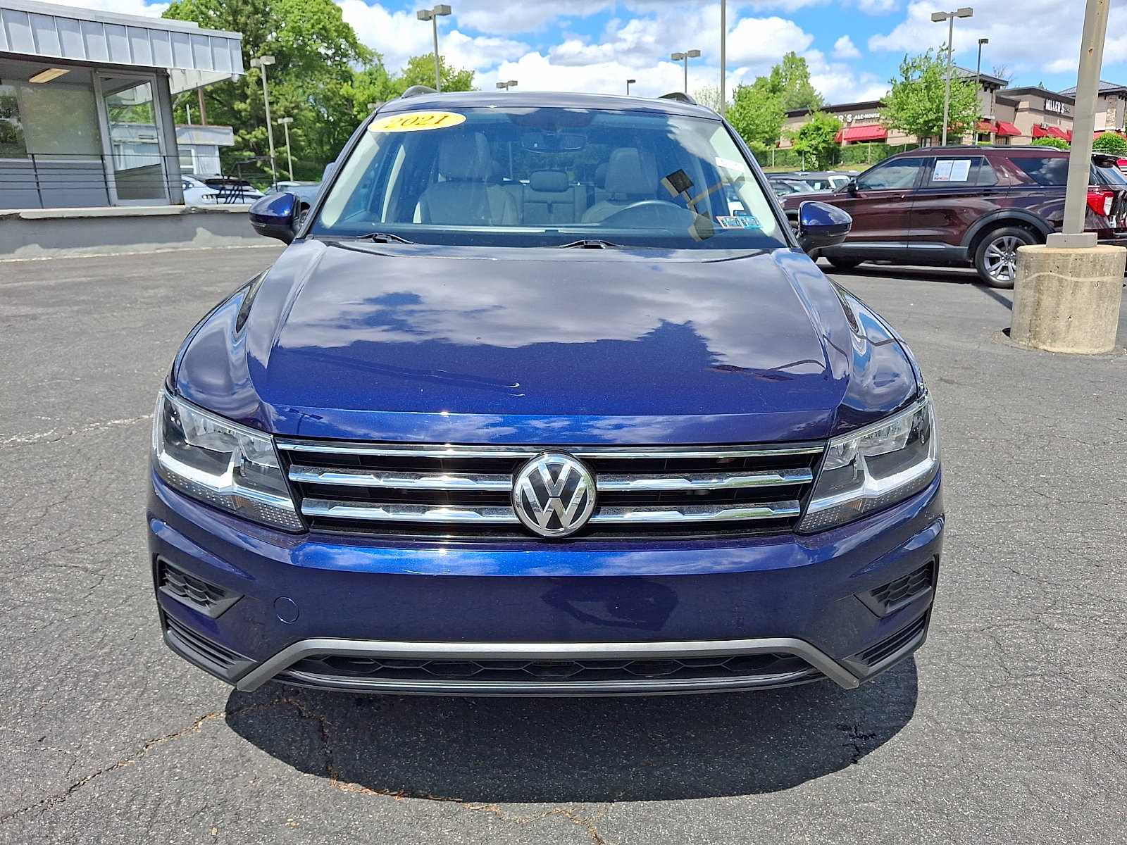 Used 2021 Volkswagen Tiguan SE w/ Panoramic Sunroof Package AWD/4WD image 2
