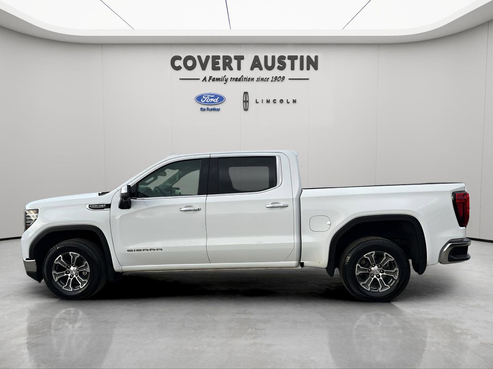 Used 2025 GMC Sierra 1500 SLT image 2