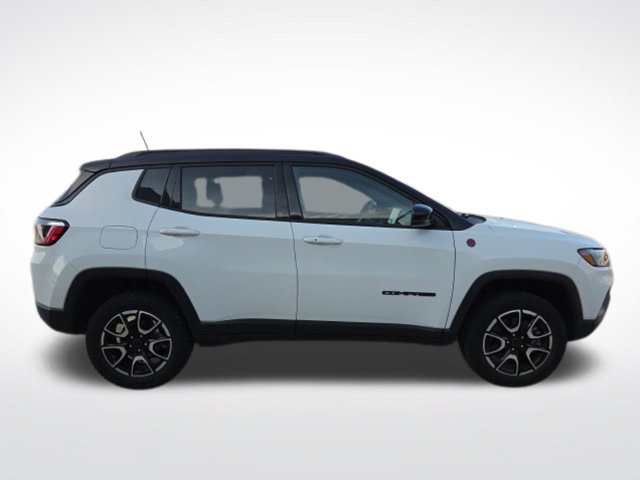 Used 2025 Jeep Compass Trailhawk AWD/4WD image 10