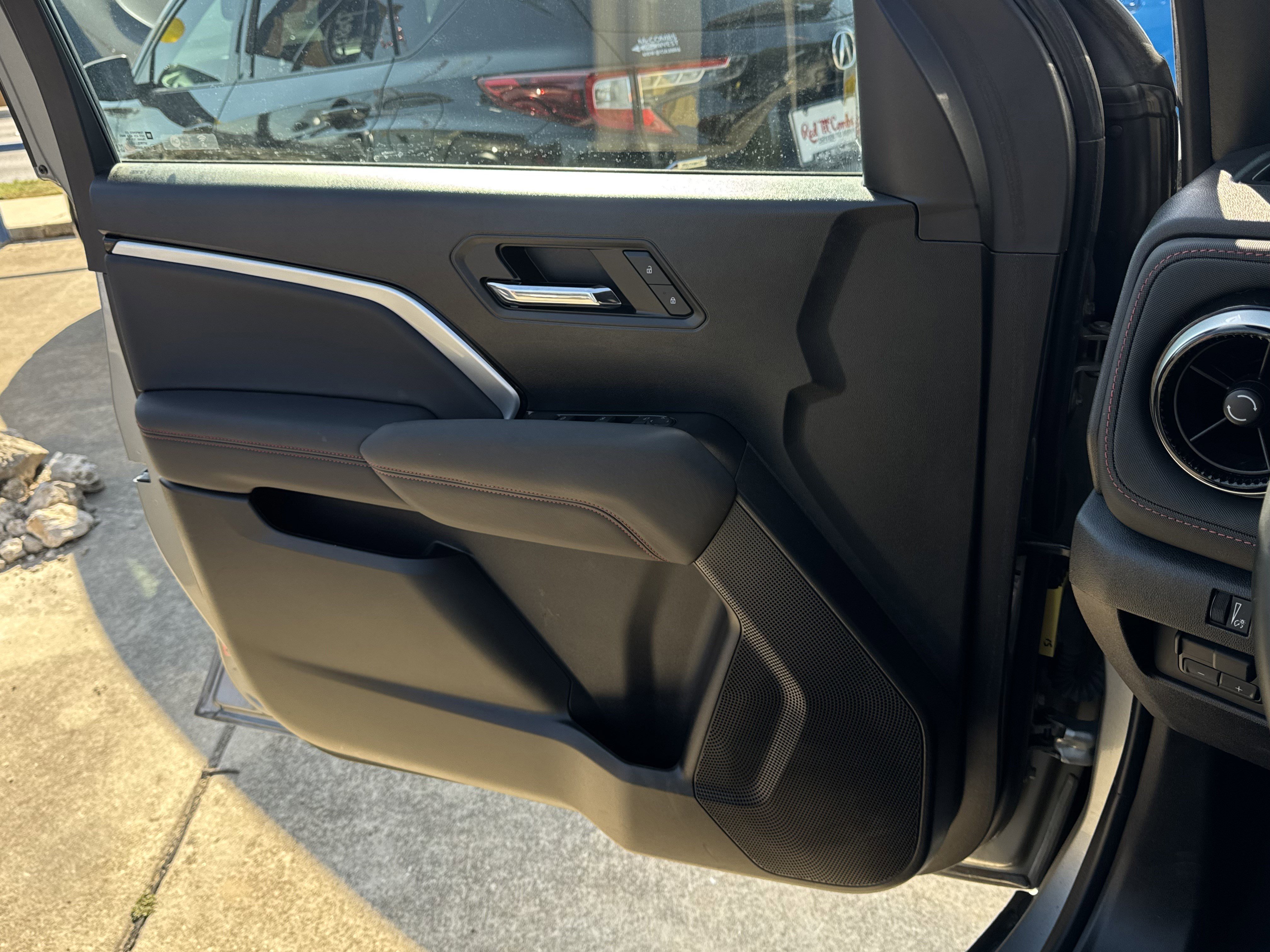 Used 2024 Chevrolet Colorado Z71 w/ Z71 Convenience Package 2 image 24