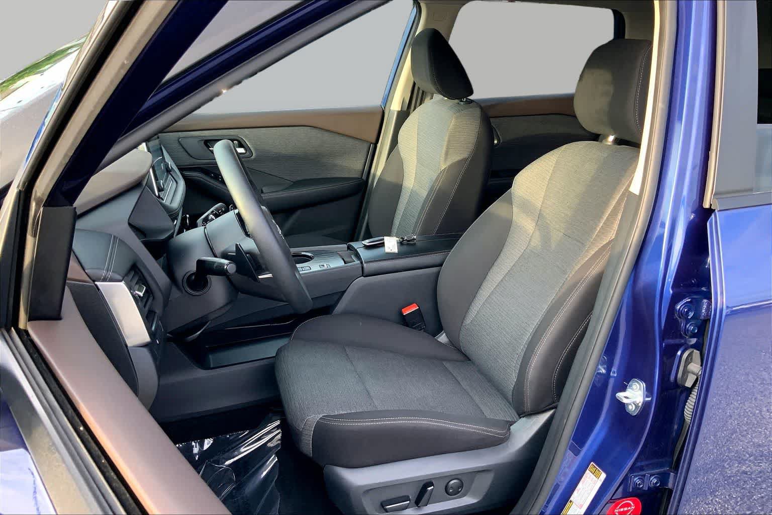 Used 2023 Nissan Rogue SV FWD image 8