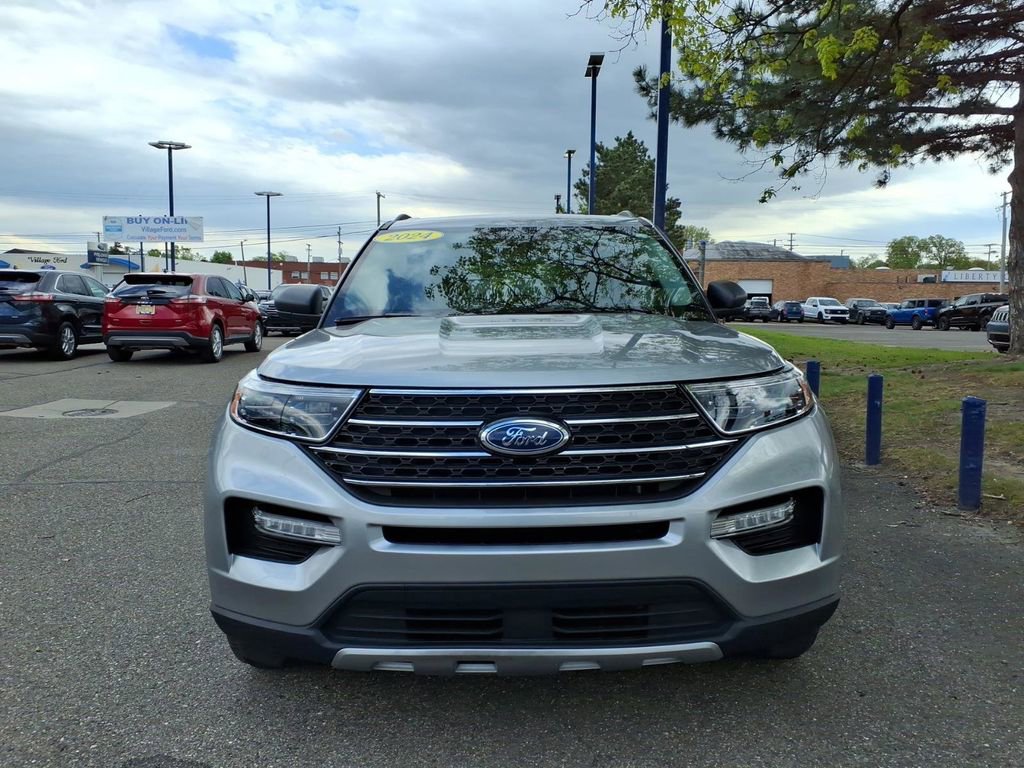 Certified 2024 Ford Explorer XLT w/ Equipment Group 202A AWD/4WD image 3