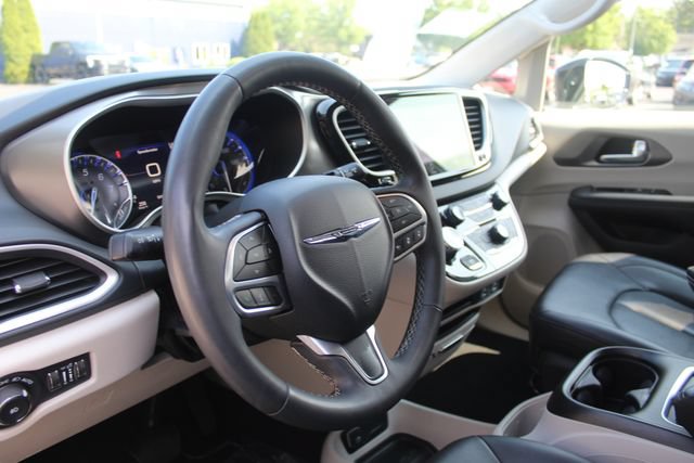 Used 2024 Chrysler Pacifica Touring-L FWD image 11