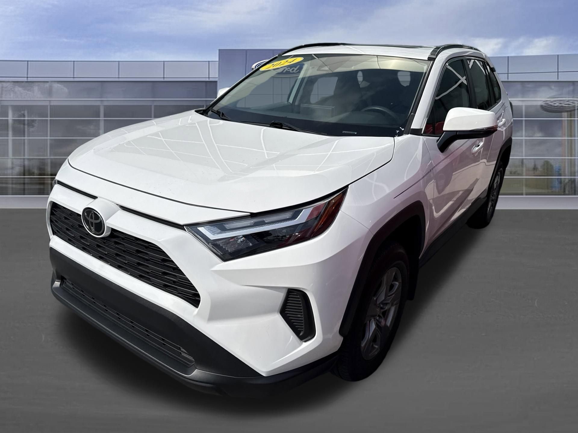 Used 2024 Toyota RAV4 XLE w/ Convenience Package FWD image 7