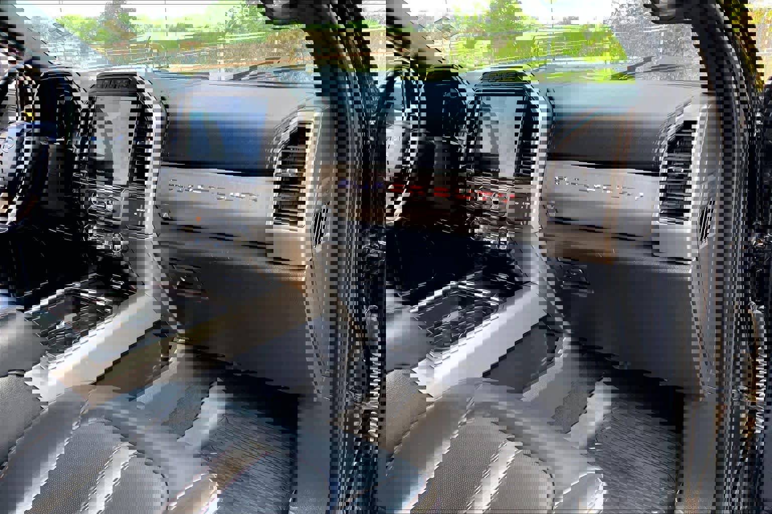 Certified 2022 Ford F450 Platinum w/ FX4 Off-Road Package image 16