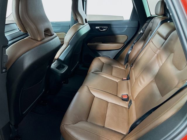 Used 2019 Volvo XC60 T5 Momentum w/ Multimedia Package image 19