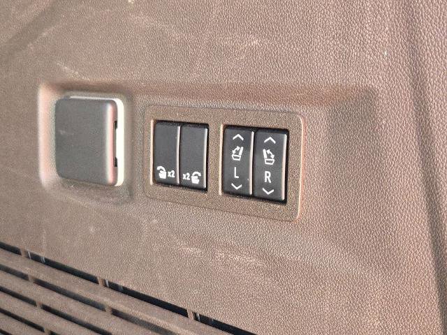 Used 2022 GMC Yukon SLT w/ SLT Premium Package image 17