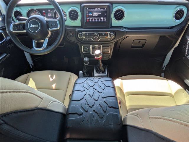 Used 2018 Jeep Wrangler Unlimited Sahara AWD/4WD image 16