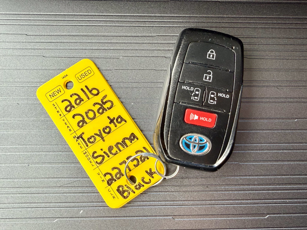 Used 2025 Toyota Sienna LE FWD image 40