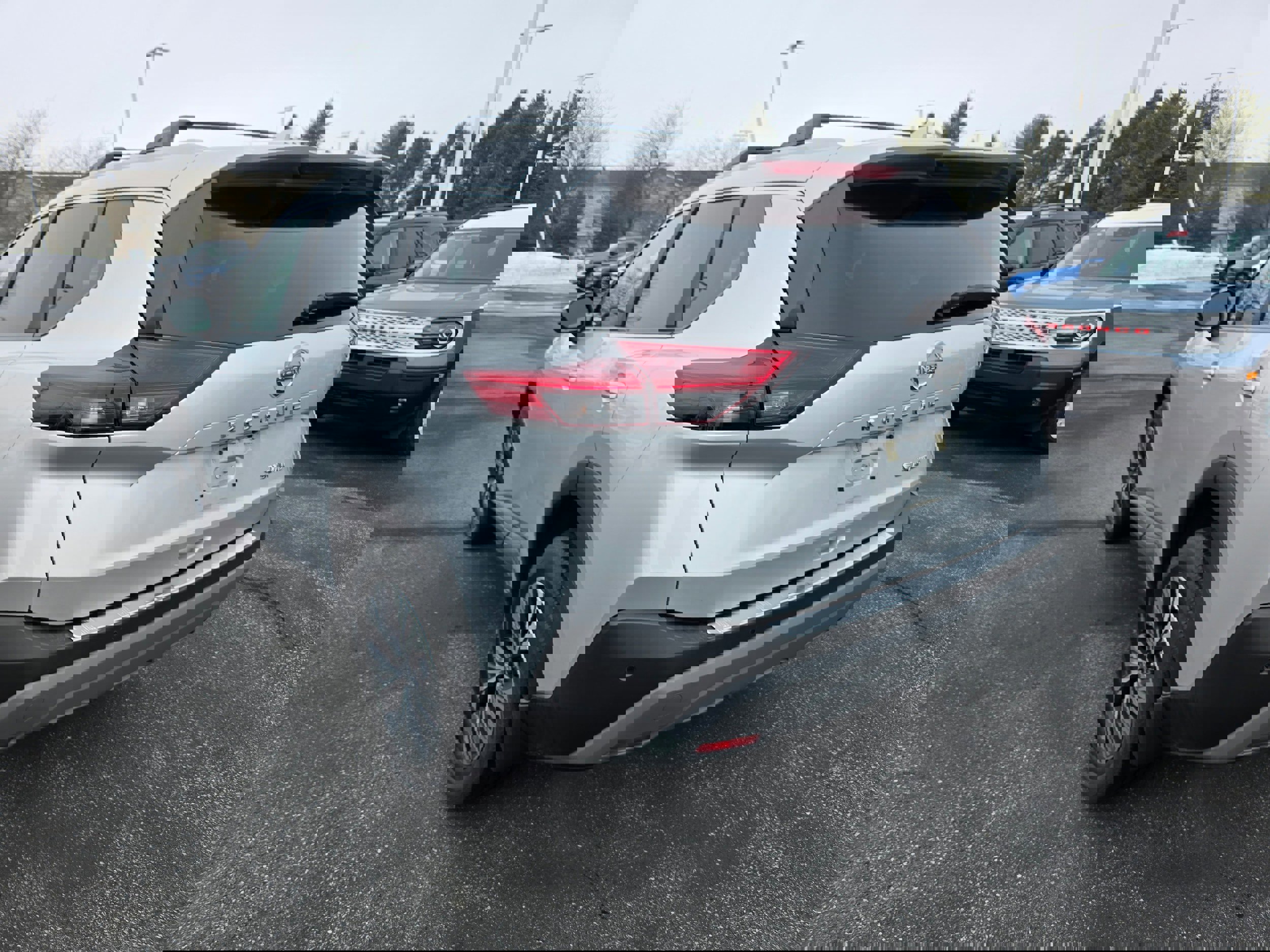 Used 2023 Nissan Rogue SV w/ SV Premium B Package image 5