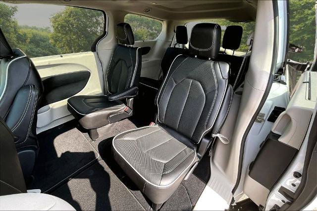 Used 2023 Chrysler Pacifica Limited FWD image 26
