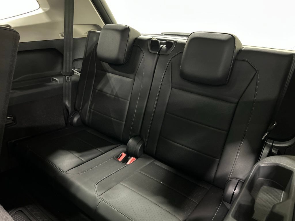 Used 2018 Volkswagen Tiguan SE w/ Panoramic Sunroof Package FWD image 28