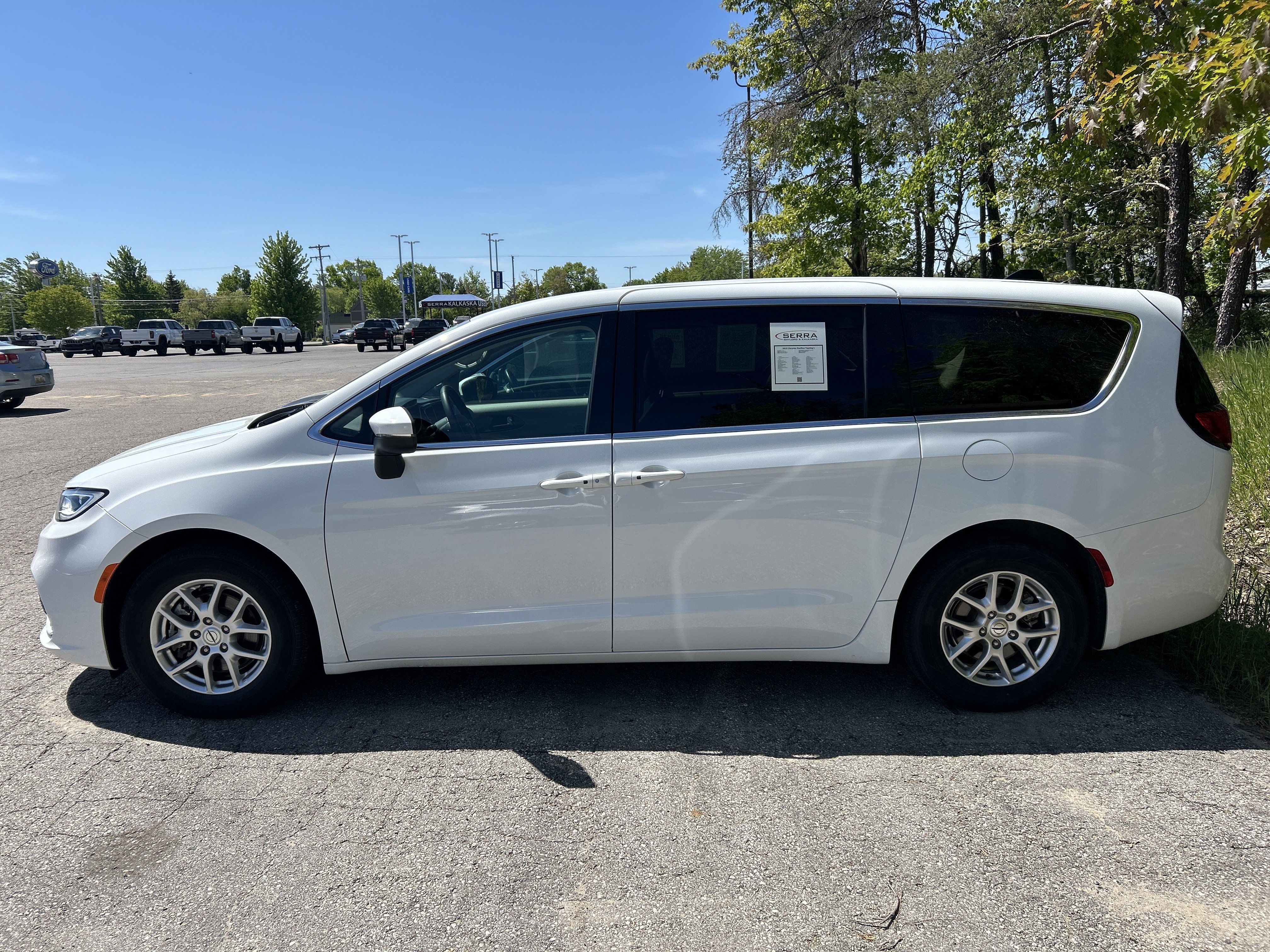 Used 2023 Chrysler Pacifica Touring-L FWD image 6