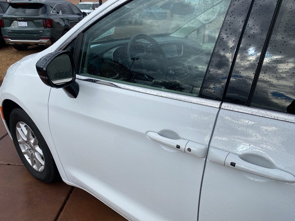 Used 2024 Chrysler Pacifica Touring-L image 23