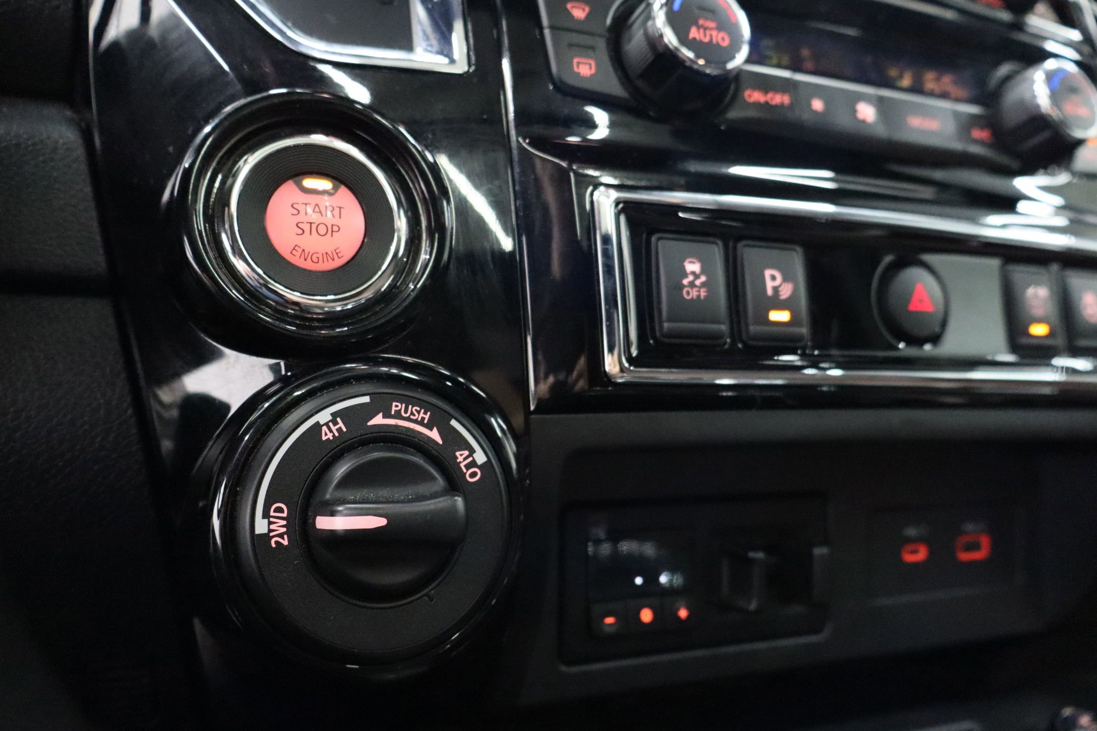 Used 2021 Nissan Titan Platinum Reserve w/ Moonroof Package image 26