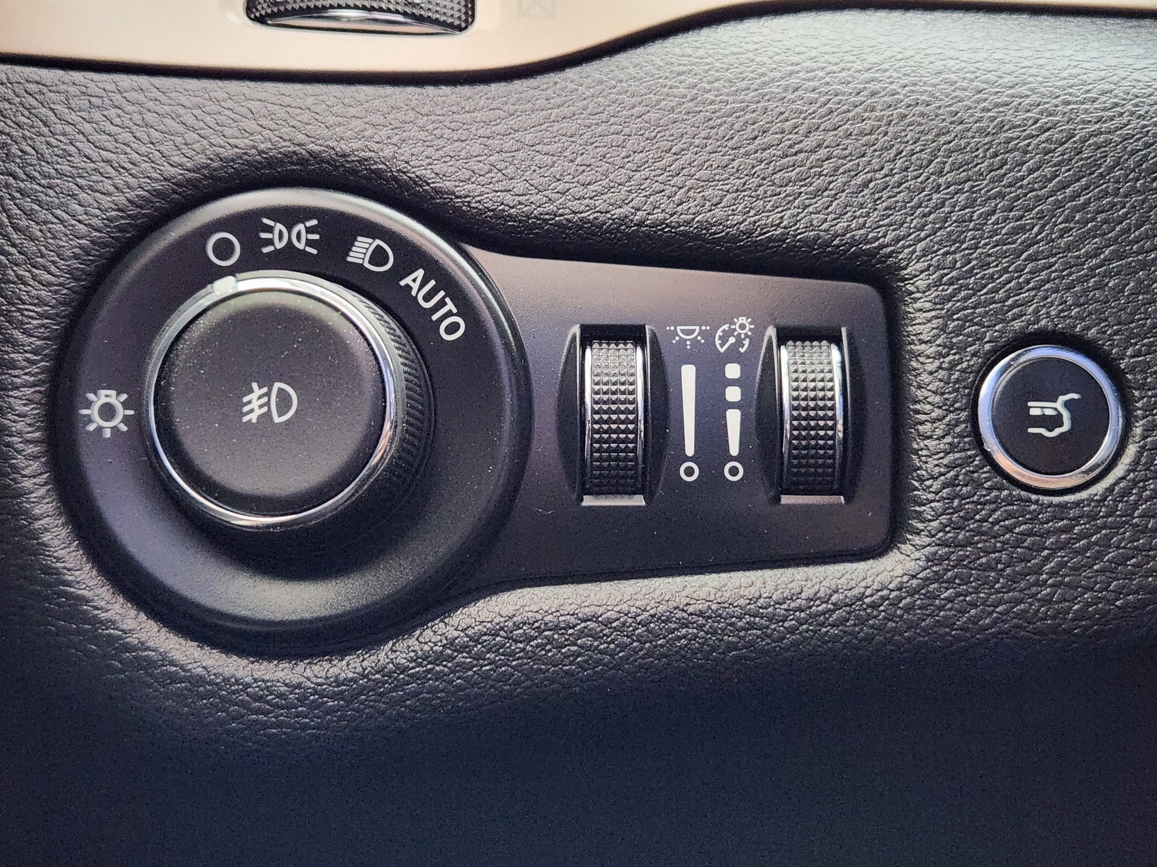 Used 2017 Jeep Cherokee Latitude w/ Comfort/Convenience Group image 27