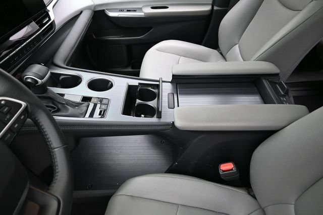 Used 2025 Toyota Sienna XLE FWD image 26