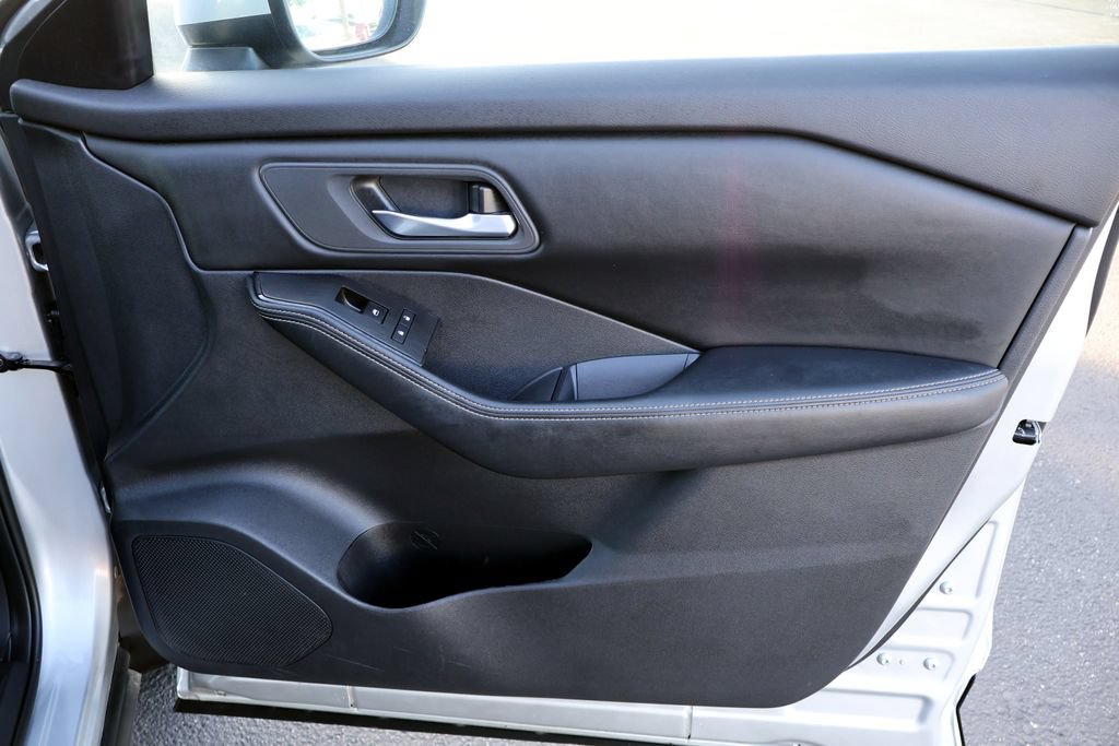 Used 2025 Nissan Rogue SV FWD image 18