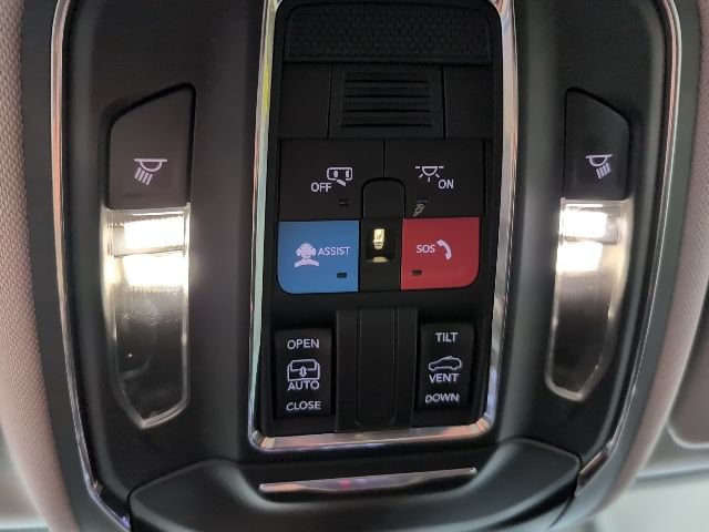 Used 2023 Jeep Grand Cherokee Laredo AWD/4WD image 22