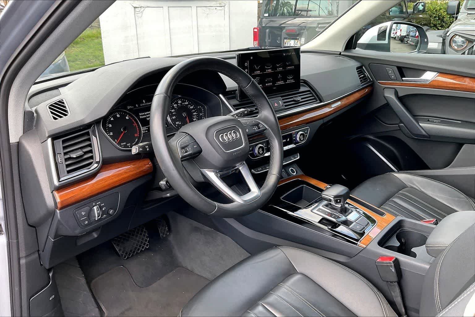 Used 2023 Audi Q5 2.0T Premium w/ Convenience Package AWD/4WD image 2