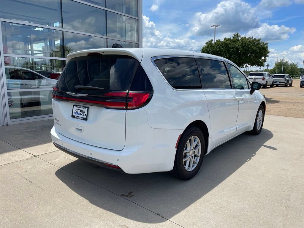 Used 2024 Chrysler Pacifica Touring-L FWD image 5