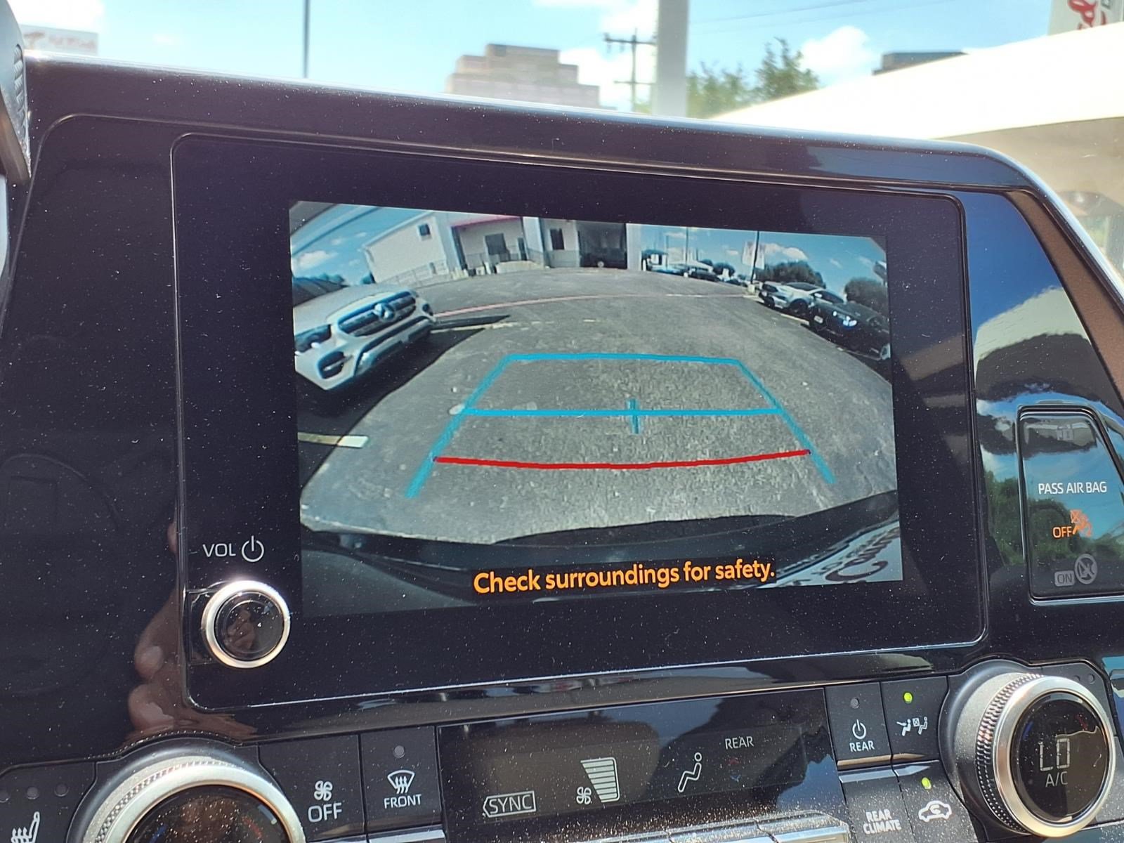 Used 2023 Toyota Highlander XLE FWD image 14