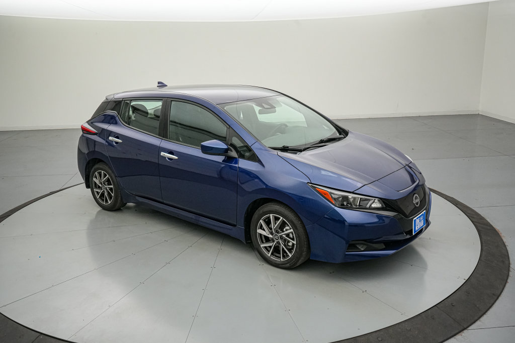 Used 2025 Nissan Leaf S FWD image 2