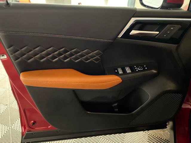 Used 2025 Mitsubishi Outlander 4WD Plug-In Hybrid image 15