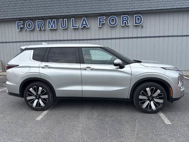 Used 2025 Mitsubishi Outlander AWD image 2