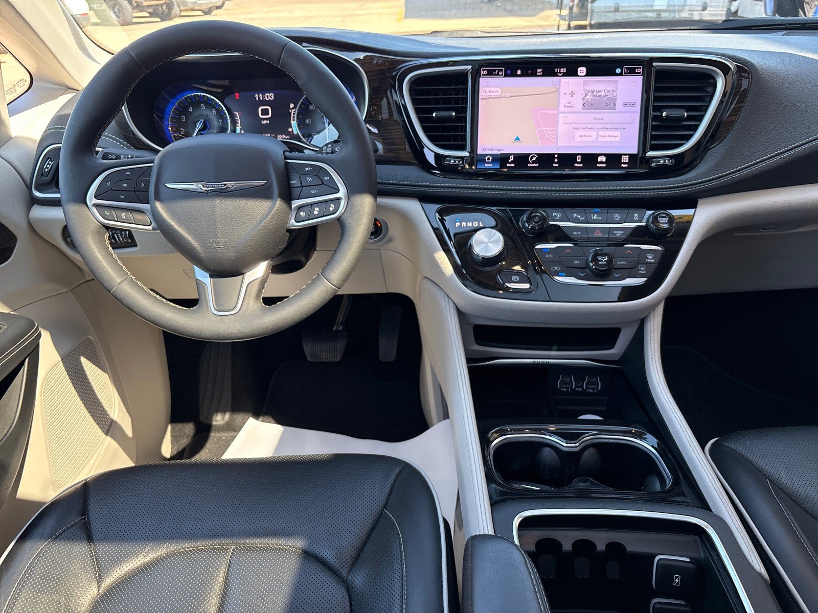 Used 2023 Chrysler Pacifica Limited AWD/4WD image 6