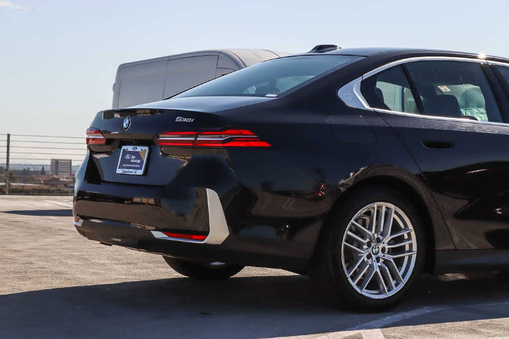 Used 2025 BMW 530i RWD image 9