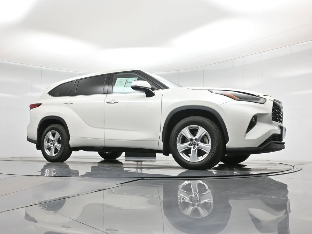 Used 2021 Toyota Highlander LE image 6