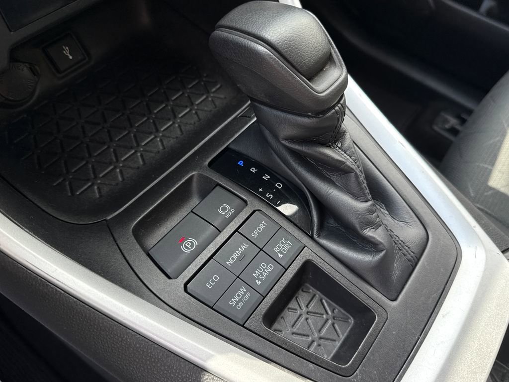 Used 2021 Toyota RAV4 XLE AWD/4WD image 19