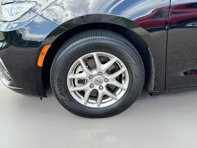 Used 2024 Chrysler Pacifica Touring-L FWD image 23