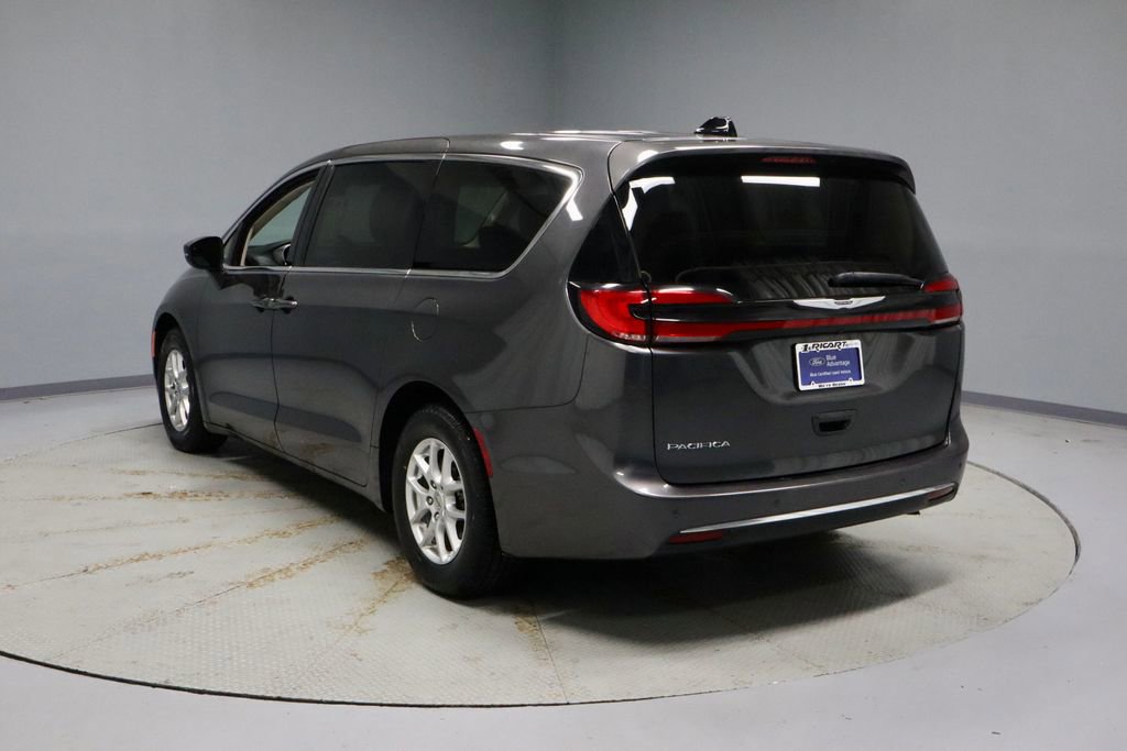 Used 2023 Chrysler Pacifica Touring-L FWD image 9
