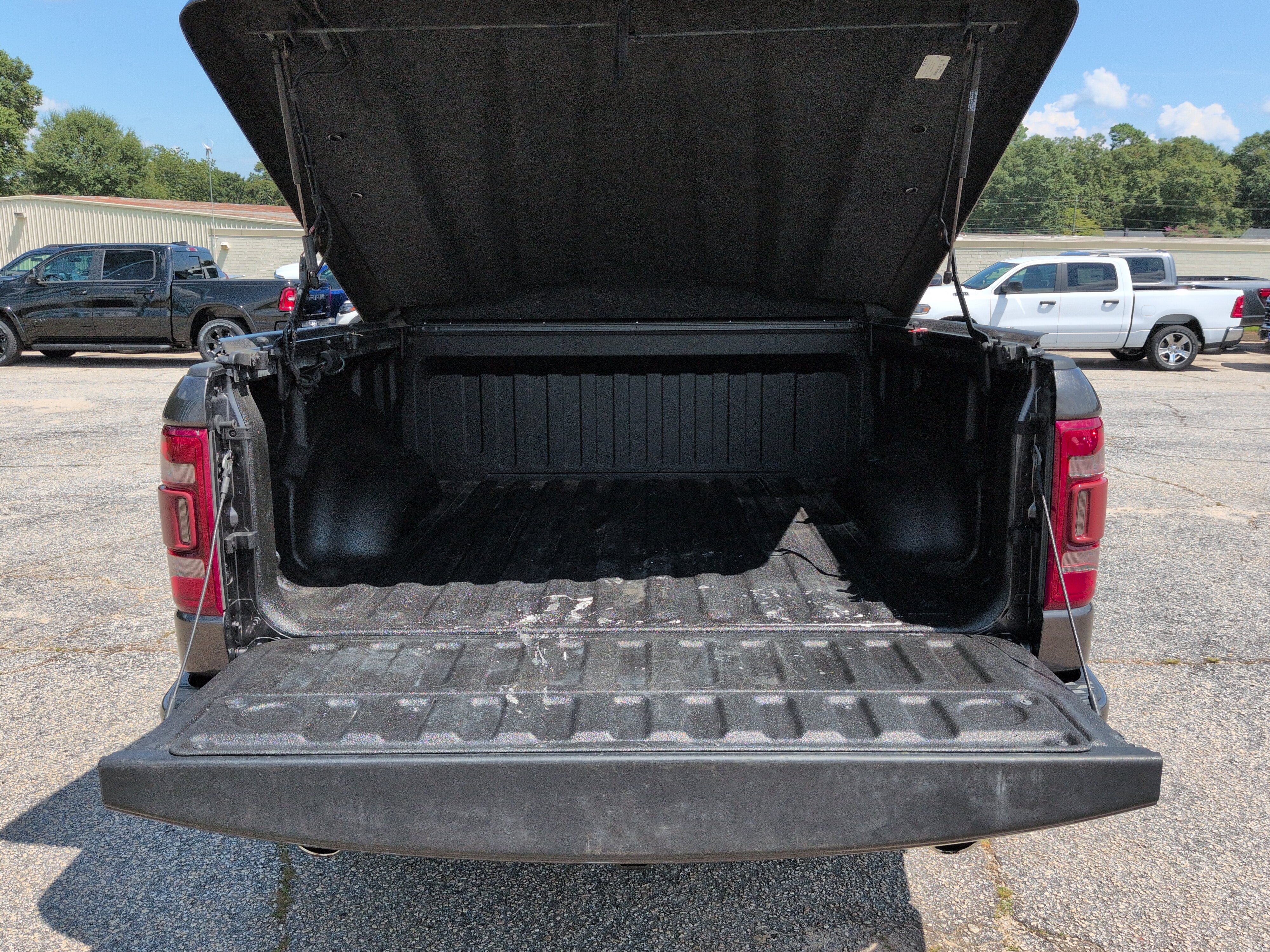 Used 2022 RAM 1500 Laramie AWD/4WD image 11