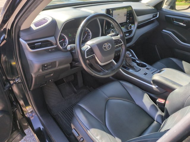 Used 2022 Toyota Highlander XLE FWD image 16