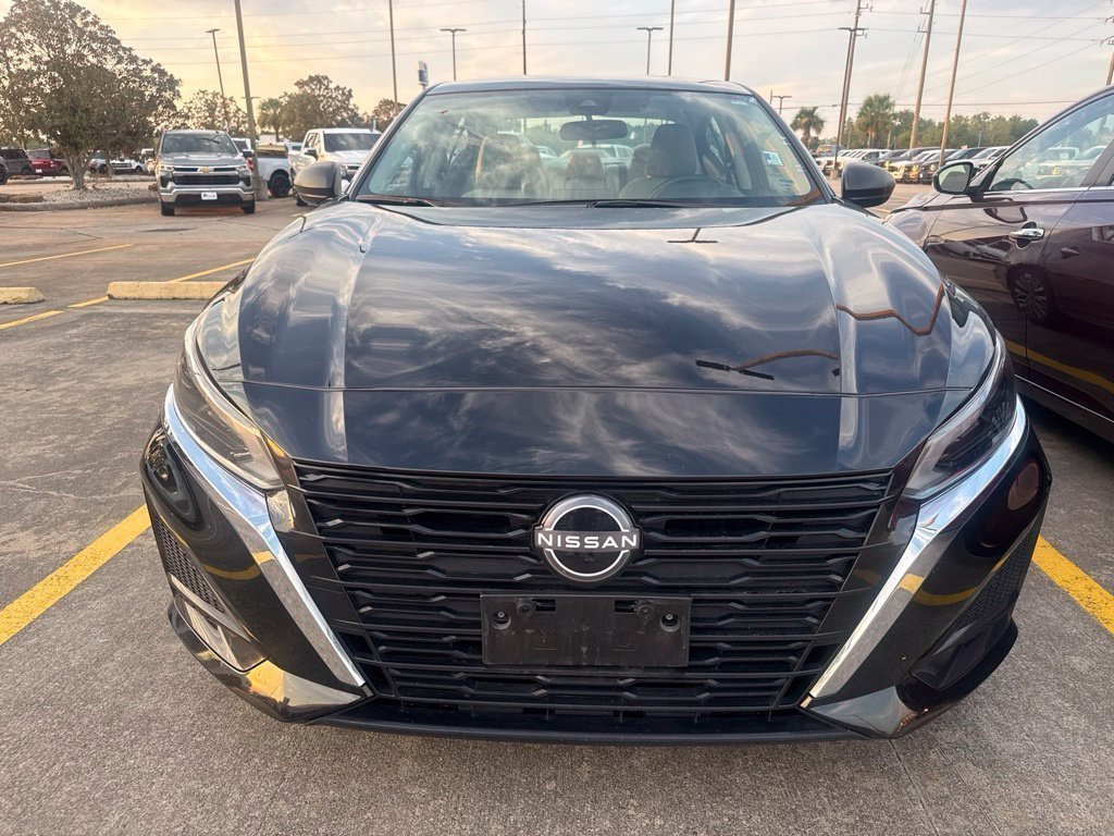 Used 2025 Nissan Altima 2.5 SV FWD image 2