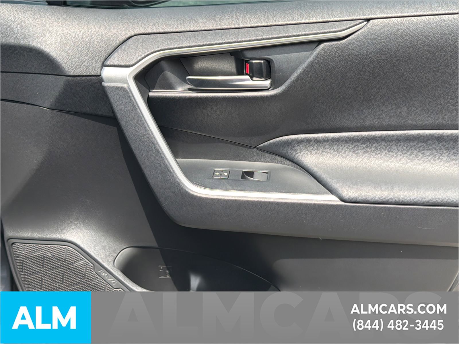 Used 2021 Toyota RAV4 XLE w/ Convenience Package FWD image 16