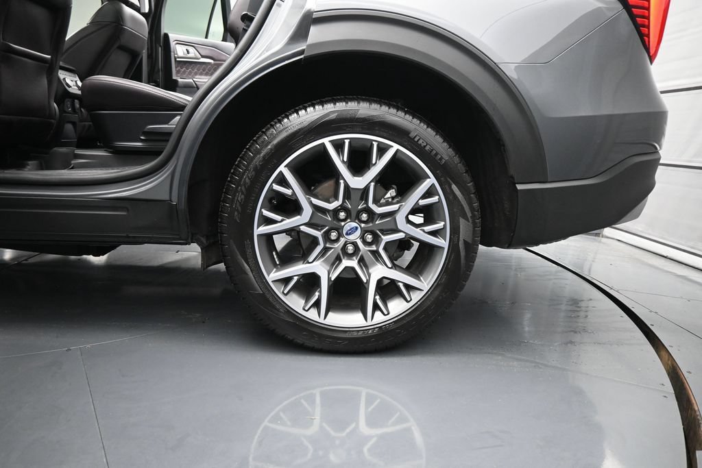Certified 2025 Ford Explorer Platinum w/ Ultimate Package AWD/4WD image 21