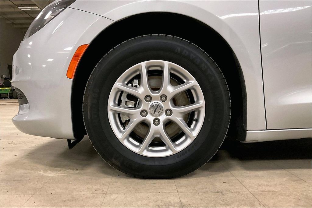 Used 2024 Chrysler Voyager LX image 9